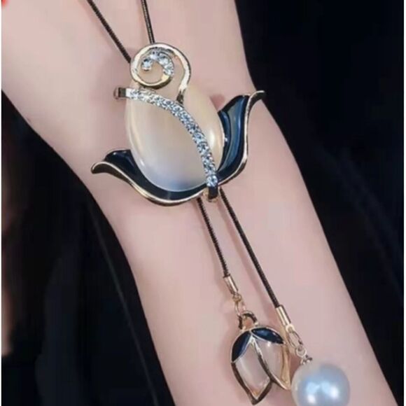 NEW⭐️Tulip Pearl Pendant Necklace - Picture 3 of 3